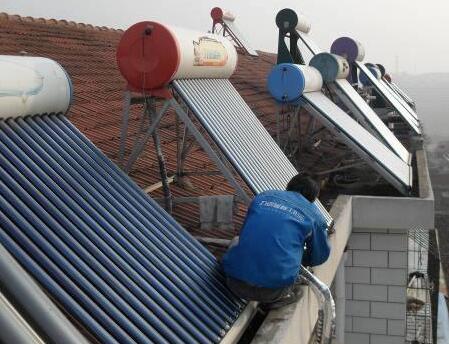太陽能熱水器故障維修中